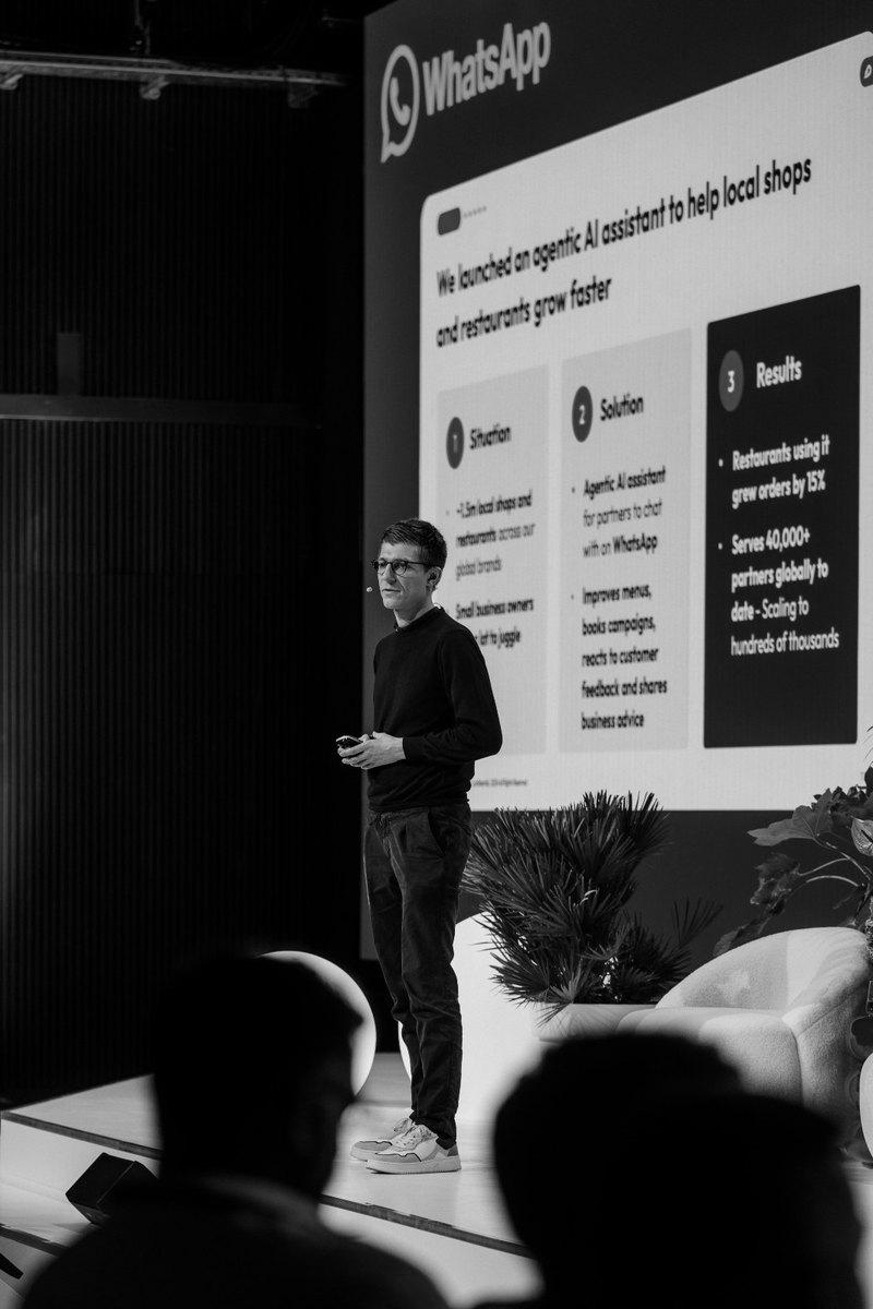 Hendrik Wittrock auf der Bühne beim WhatsApp Business Summit
